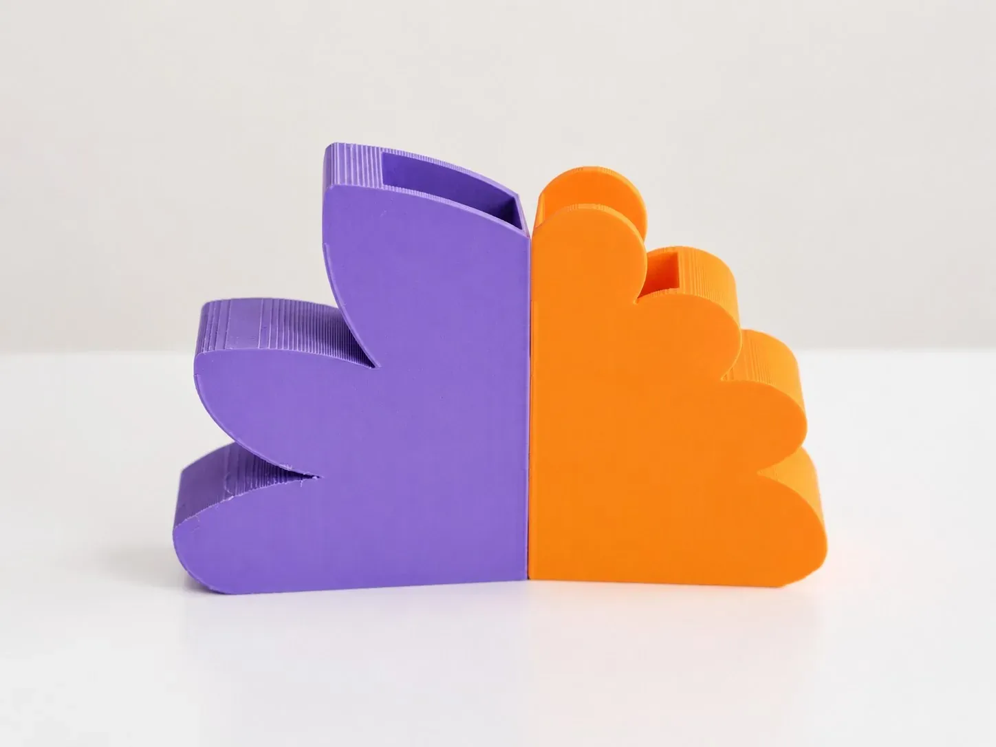 Organizador Nube: mitad morada y mitad naranja encajadas, vistas de frente