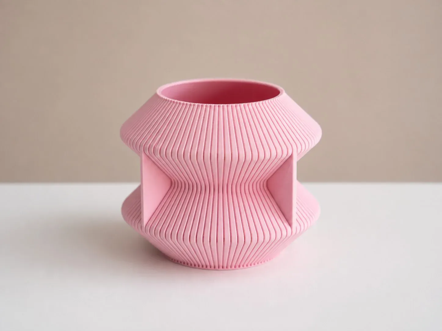 Florero Reloj rosado de frente, con la cintura marcada y el acanalado radial