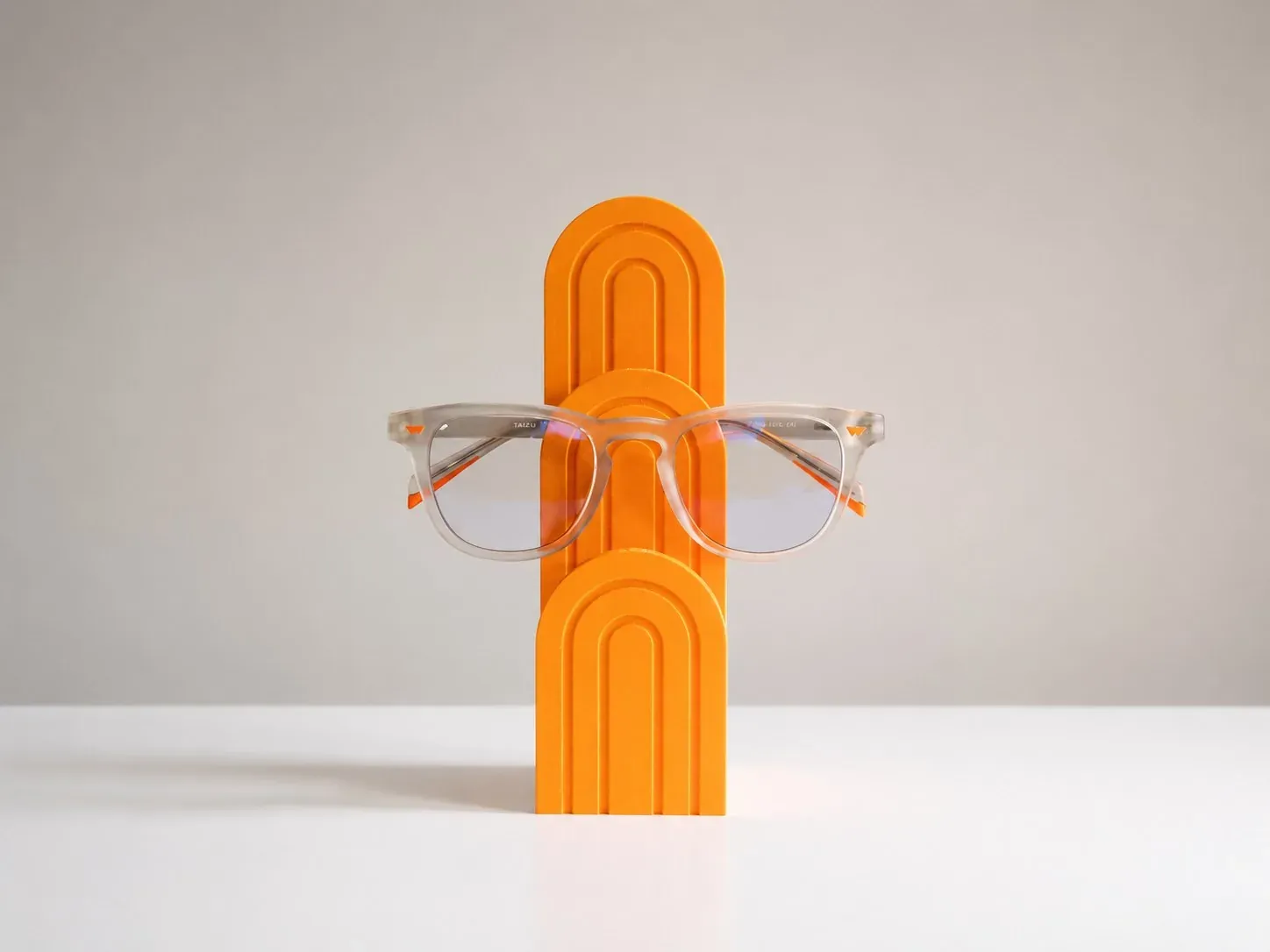Arco para Gafas naranja de frente con unas gafas puestas