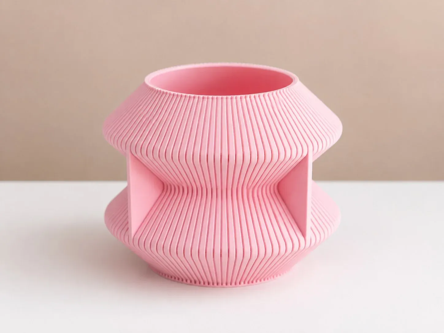 Florero Reloj rosado visto de cerca, con la boca a la vista