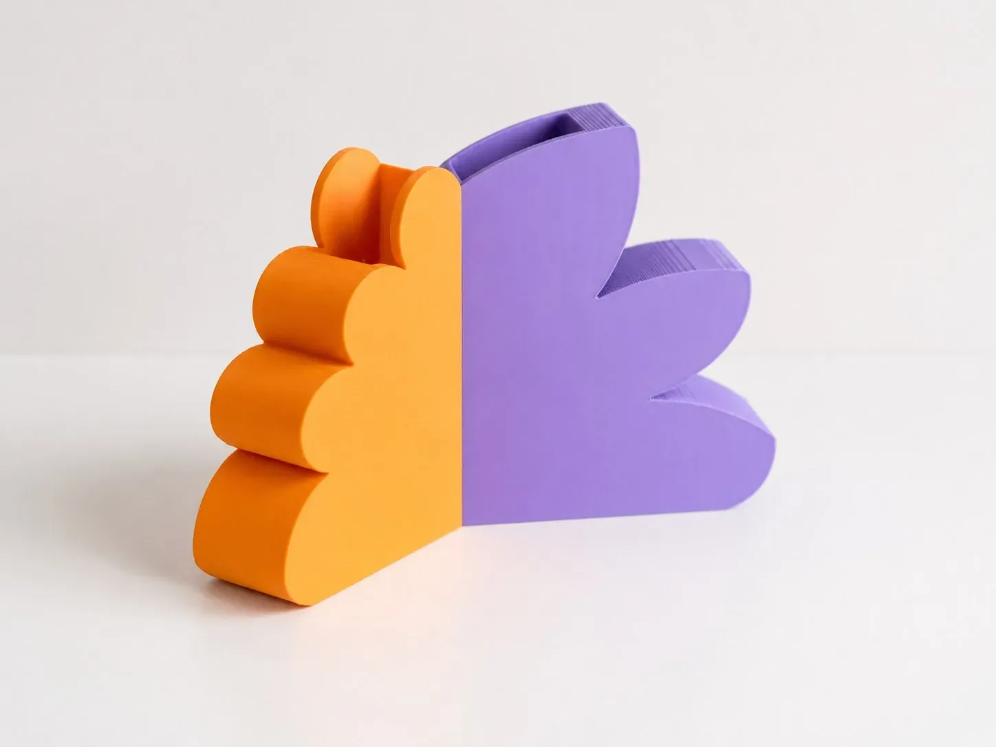 Organizador Nube naranja y morado en ángulo, con los vasos interiores a la vista