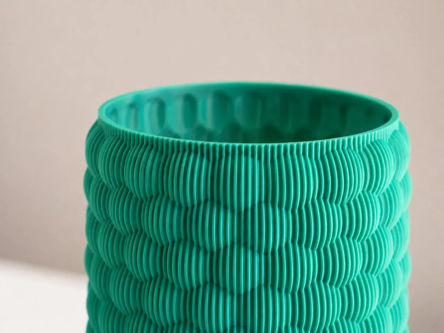 Detalle del borde y la textura del Florero Burbujas verde