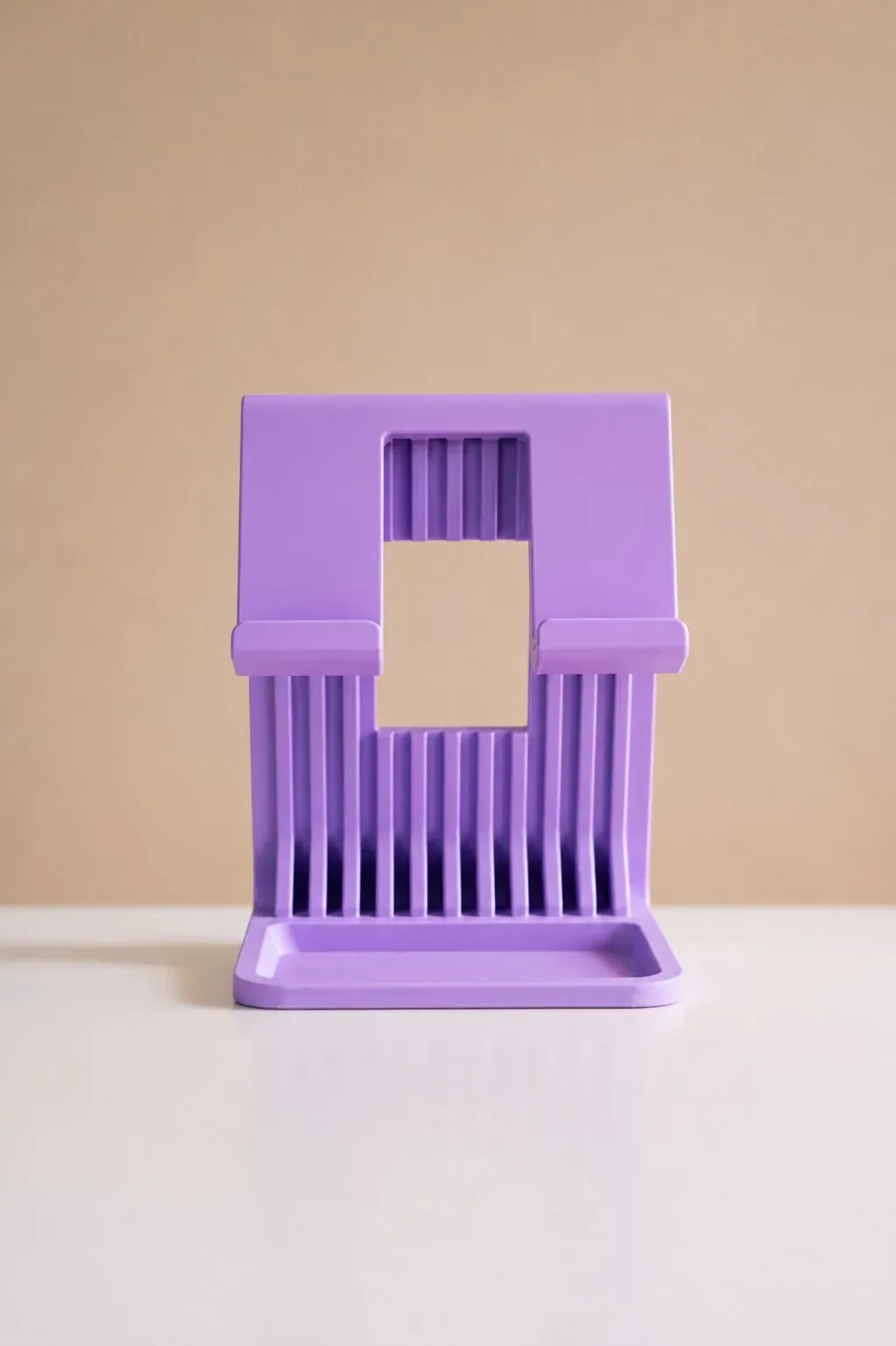 Soporte plegable lila de frente, sin tablet, con el cuerpo acanalado a la vista