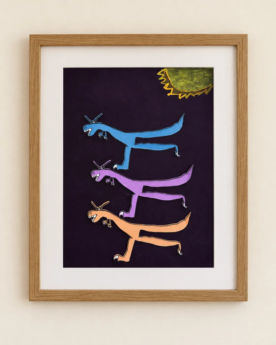 Los tres dragones de Juan Tomás, azul, morado y naranja, en un marco de madera