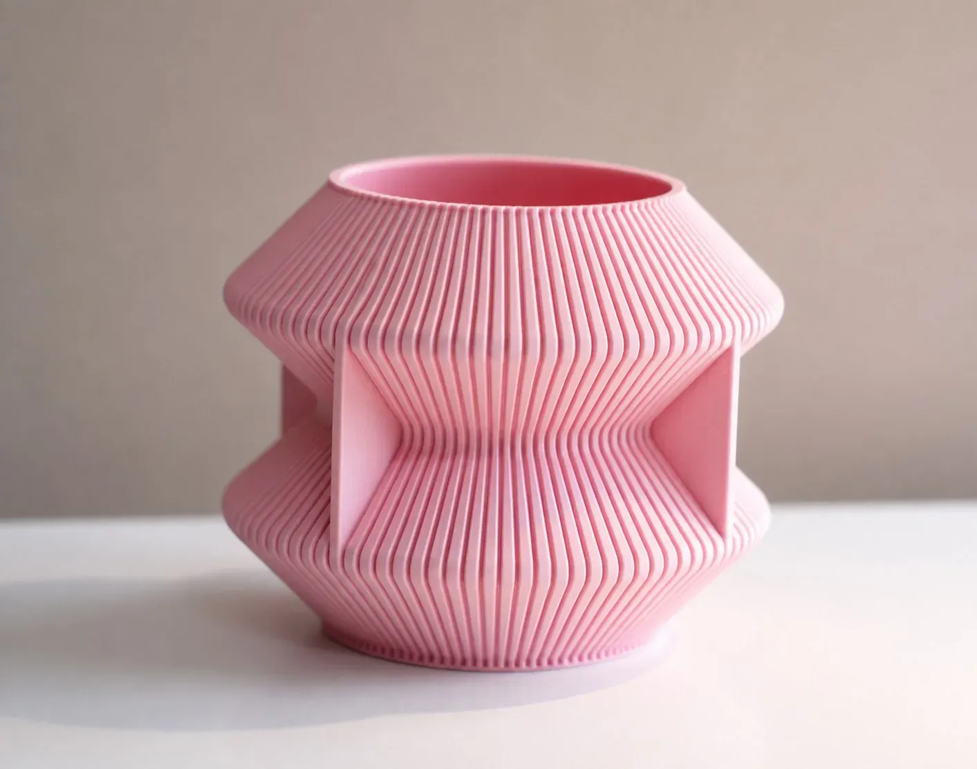 Florero Reloj rosado en luz de estudio