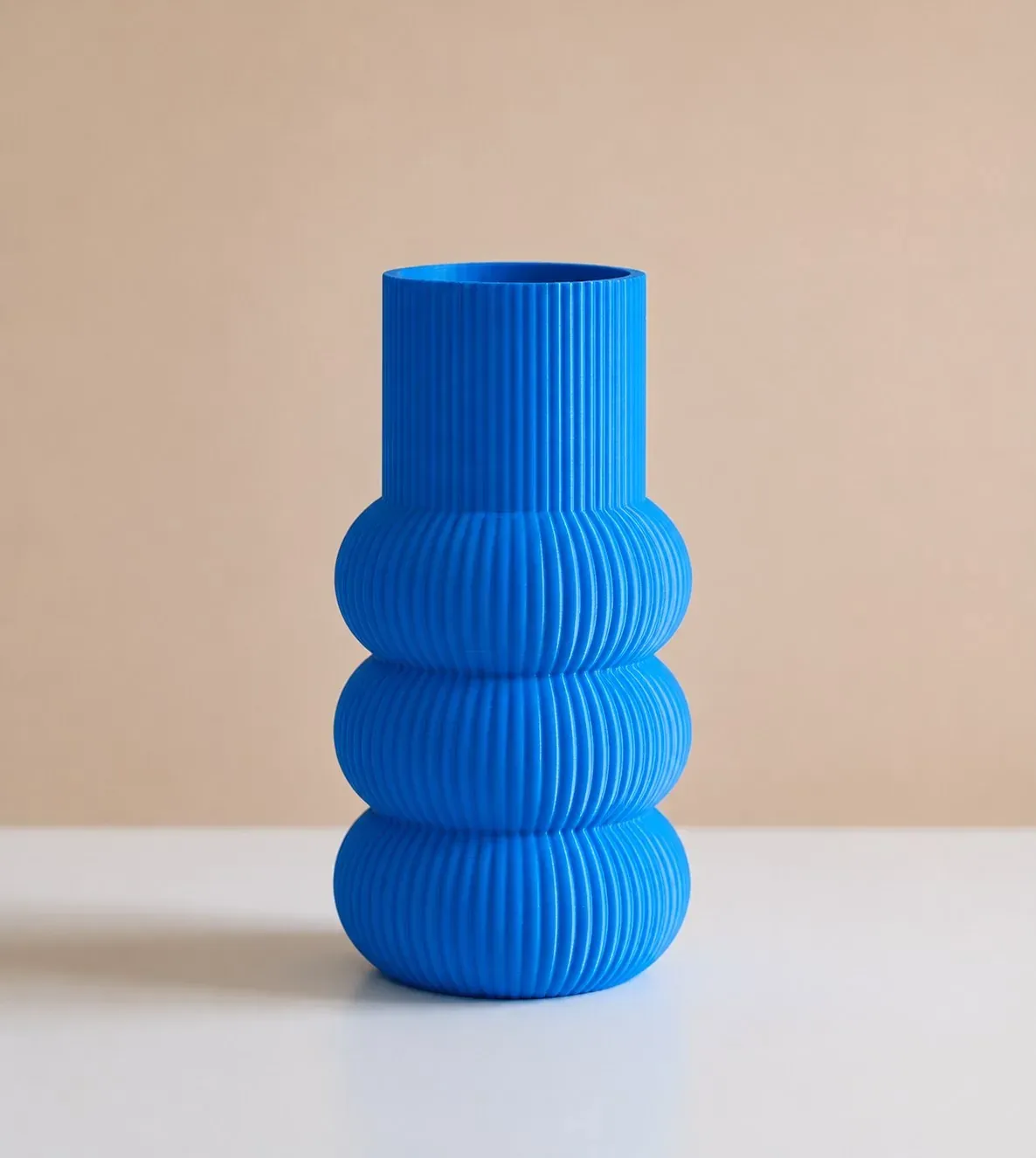 Florero Anillos azul en luz de estudio, visto de cerca
