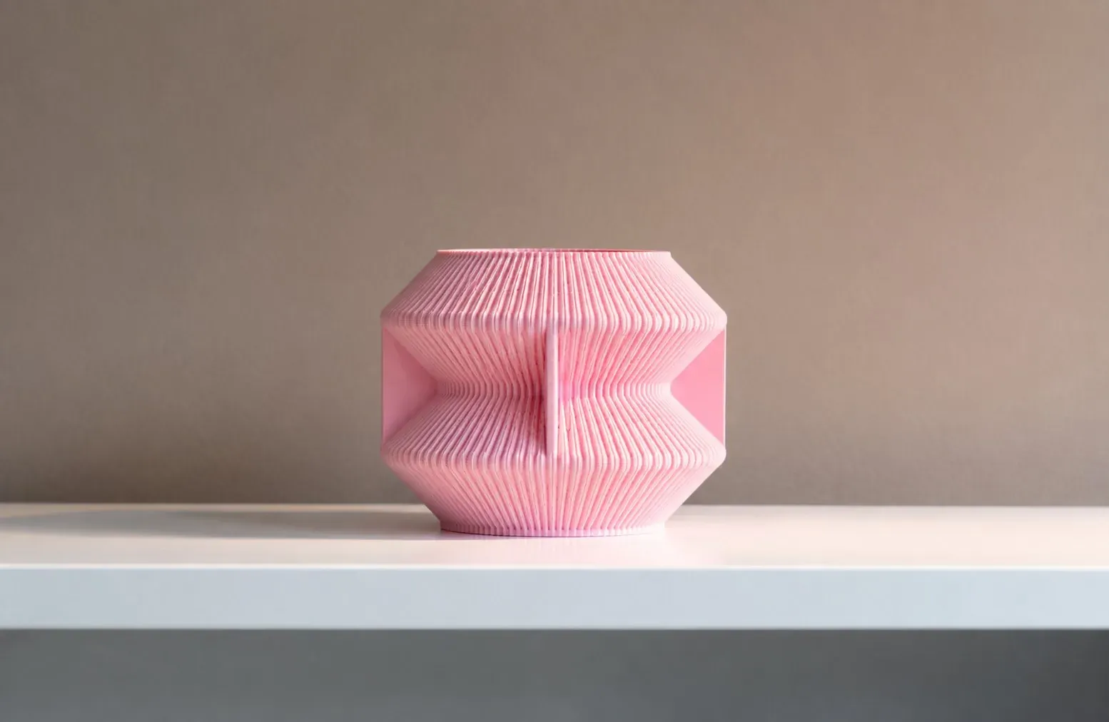 Florero Reloj rosado en una escena de interior
