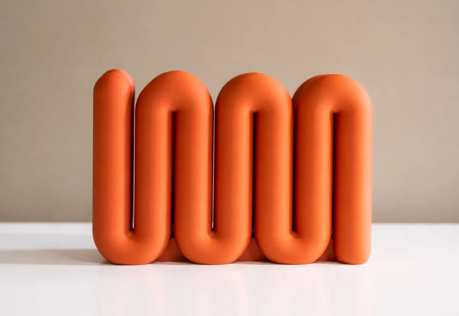 Soporte Onda naranja visto de frente con un portátil