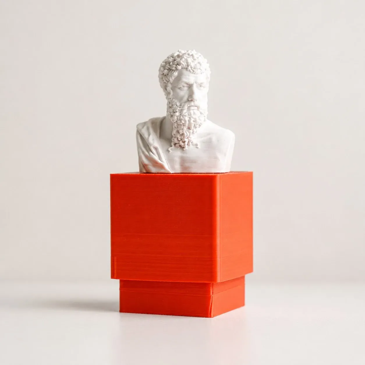 El pedestal naranja del clicker, con sus dos cuerpos a la vista